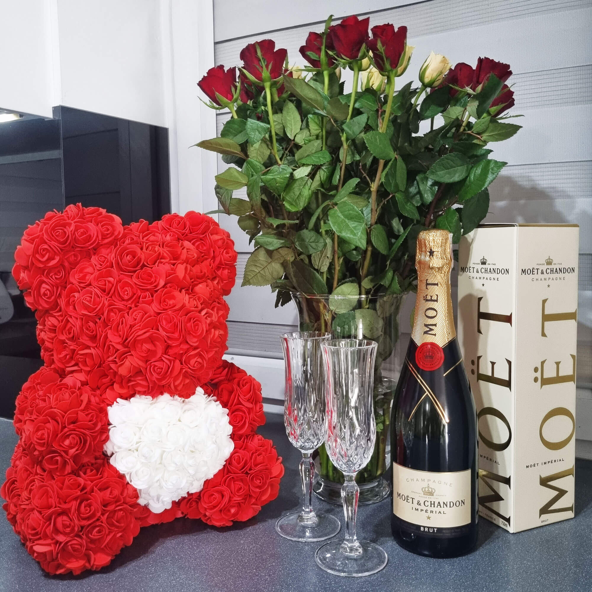 Rozen Beer | Rozenbeer | Rose Bear | Rozen Teddybeer | Liefde | Inclusief Giftbox | 36 x 26 x 26 cm | Rood / Wit