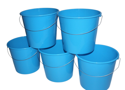 Set van 5 huishoudemmers van 10 liter in de kleur lichtblauw, met ijzeren handvat